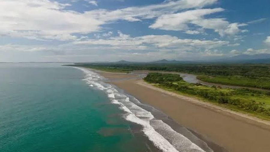 Waves breaking along a long sandy beach on Panama&rsquo;s Pacific coast