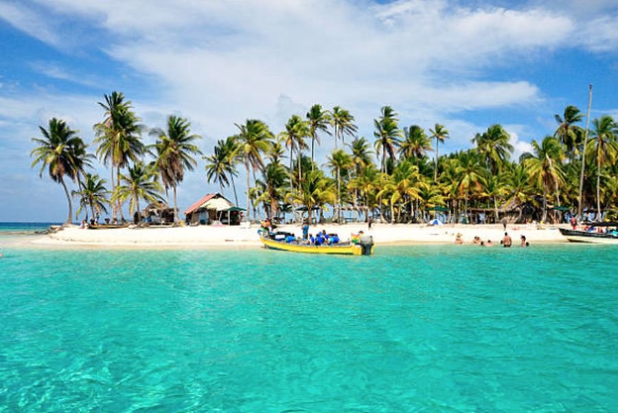 The Panama Gringo Trail by Shuttle: City → Mountains → Both Coasts