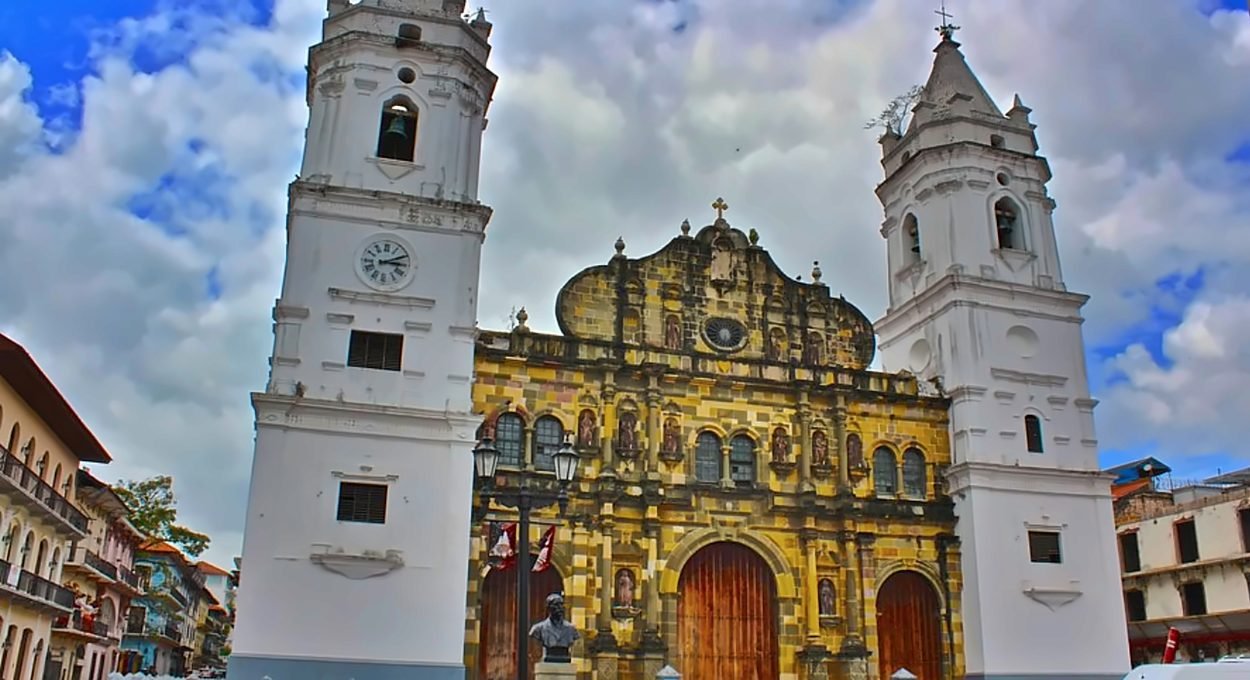 Catedral Basílica Santa María la Antigua on Plaza de la Independencia, Casco Viejo