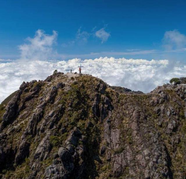 Summit cross of Volc&aacute;n Bar&uacute; above the clouds, Chiriqu&iacute;